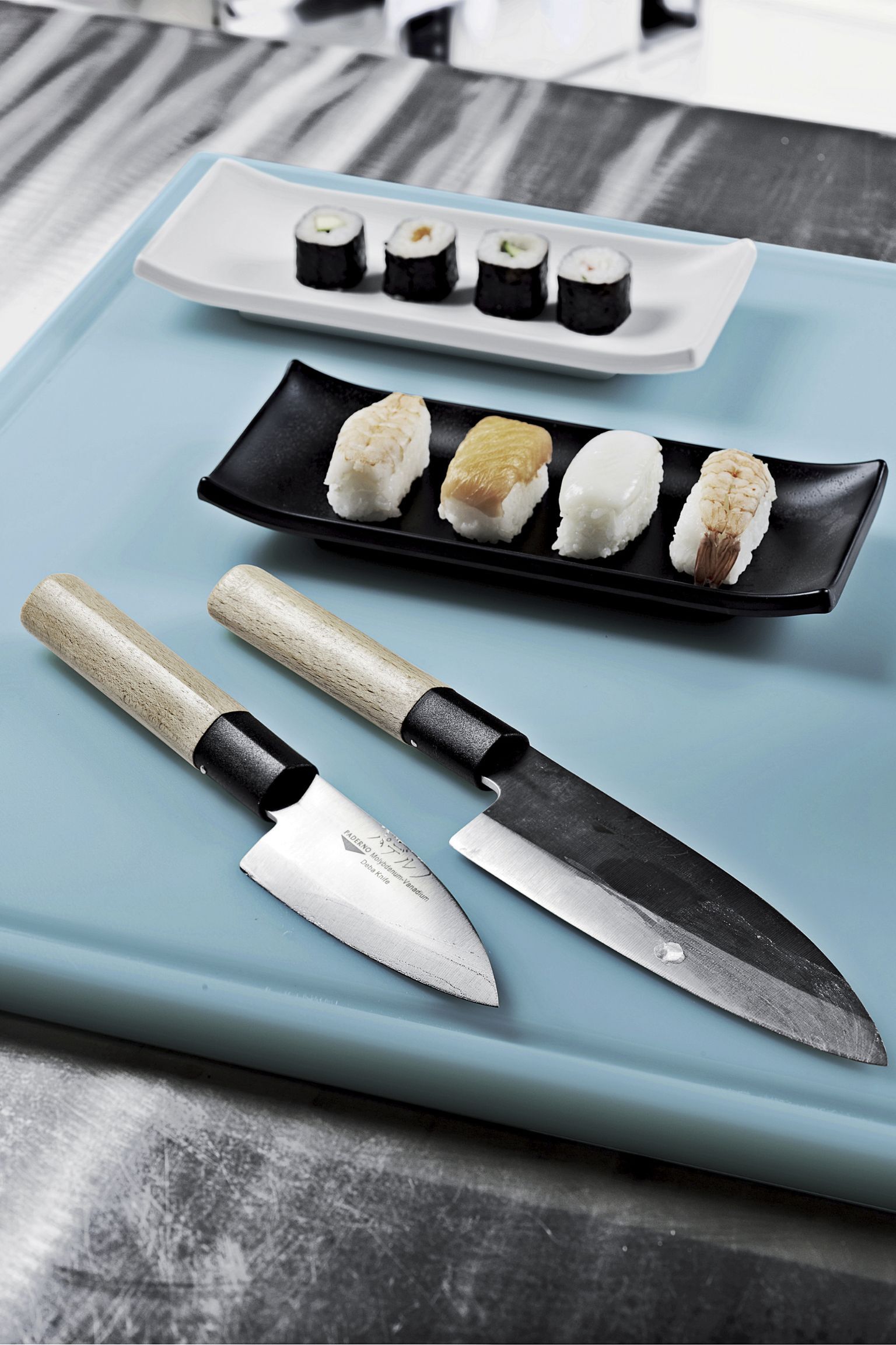 https://www.paderno.it/dw/image/v2/BGMT_PRD/on/demandware.static/-/Library-Sites-pad-library-shared/default/dw3759c77f/plp-sushi_e_cucina_etnica/Vertical_Pad_Japan-Knives_1536x2304.jpg