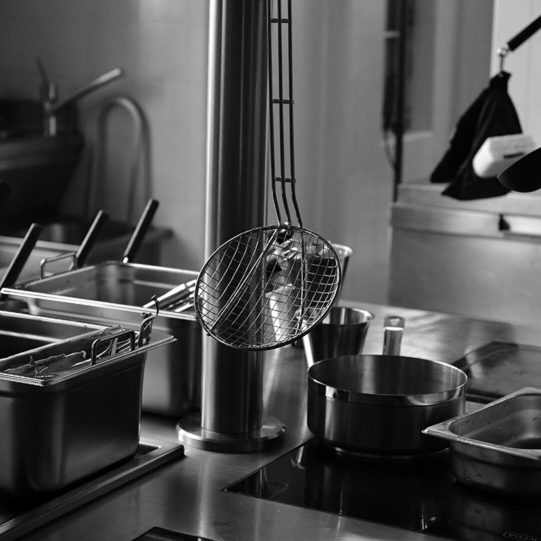 Set di utensili da cucina in acciaio inox con manico in legno, 6 utensili  da cucina con supporto, posate da cucina, utensili da cucina, set da cucina,  pinze per barbecue, accessori da