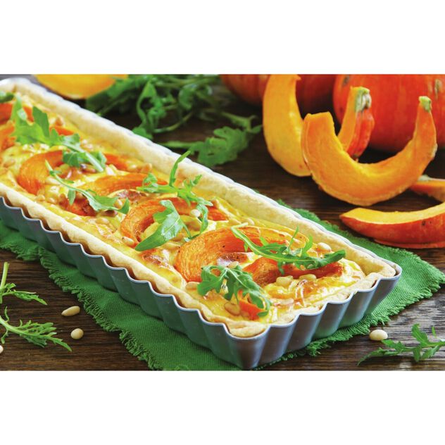 Mold with fluted edges and loose bottom image number 4