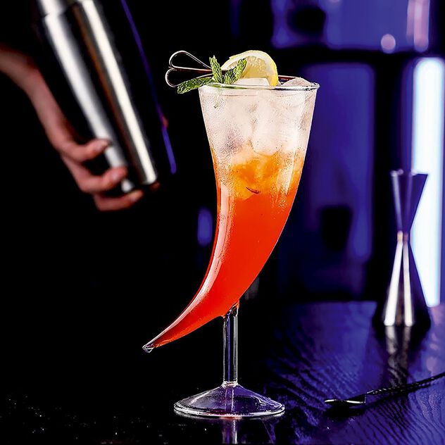 Cocktail glass with horn shape image number 1