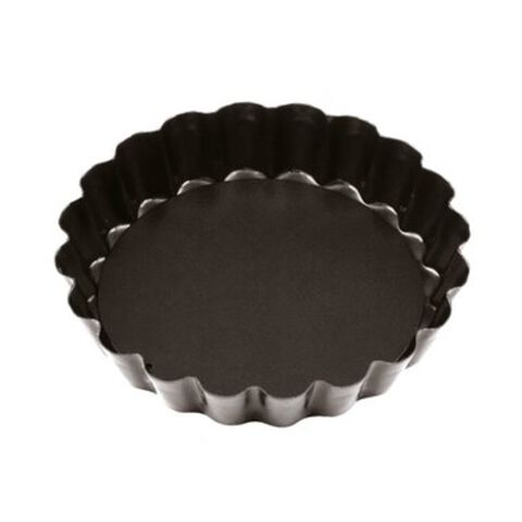 Mold with fluted edges and loose bottom