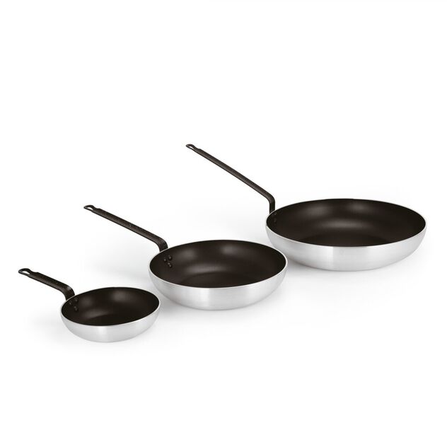 Curved saut&eacute; pan  image number 5