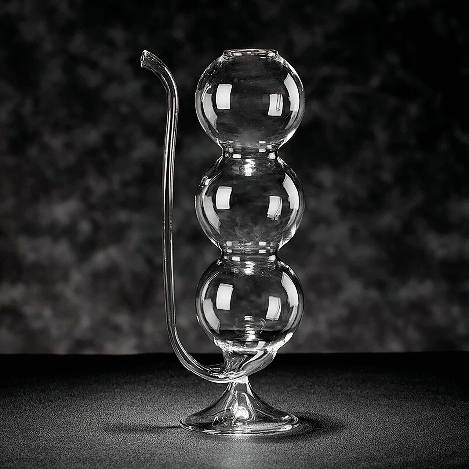 Cocktail glass with spherical shape and straw 4