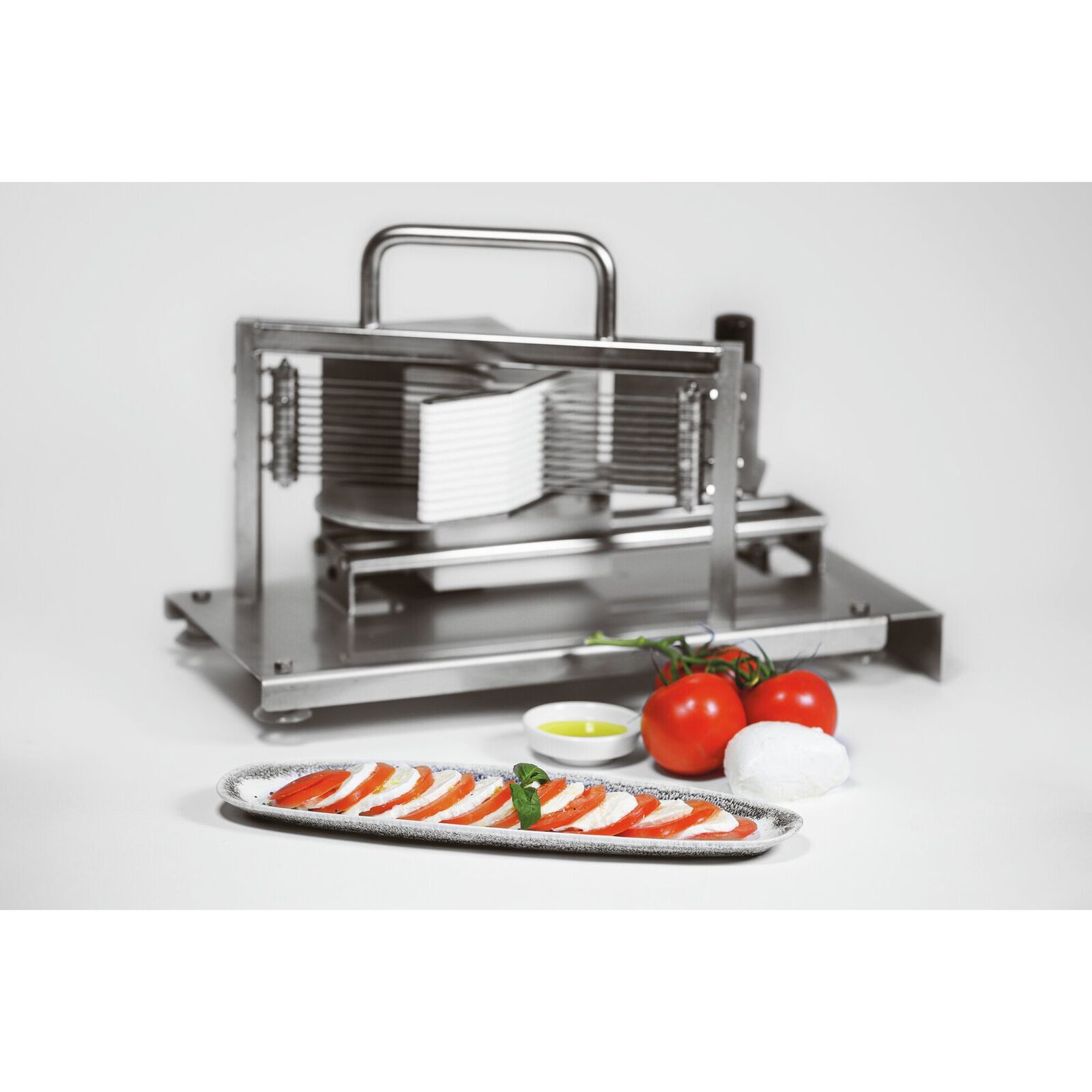 Tomato cutter and mozzarella cutter image number null