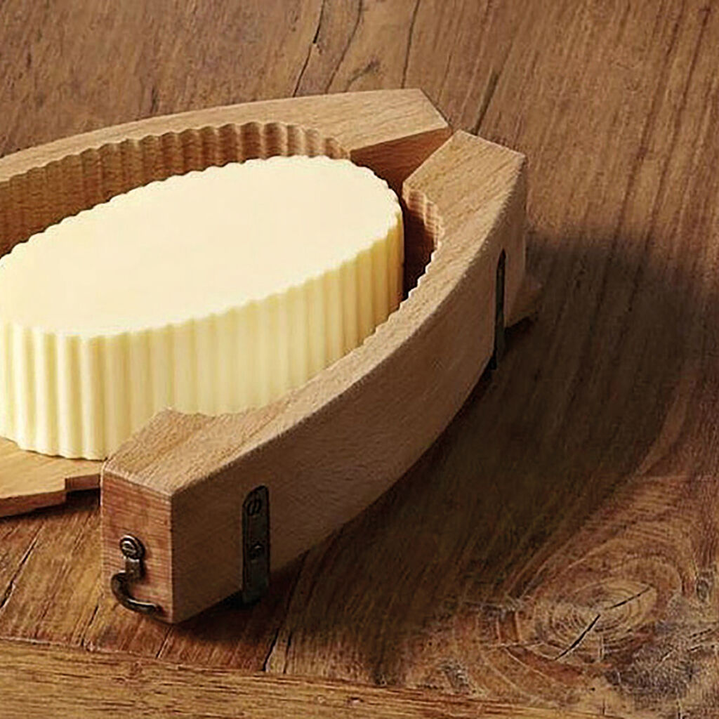 Mold for butter, with fluted edges image number 1