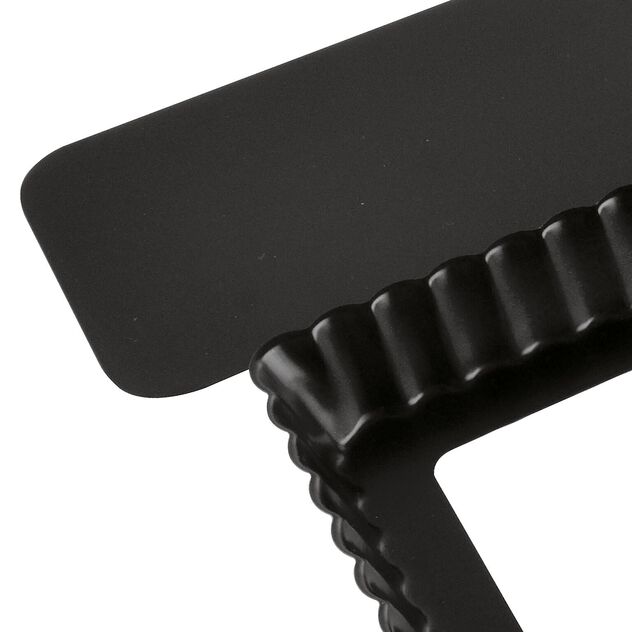 Mold with fluted edges and loose bottom image number 3