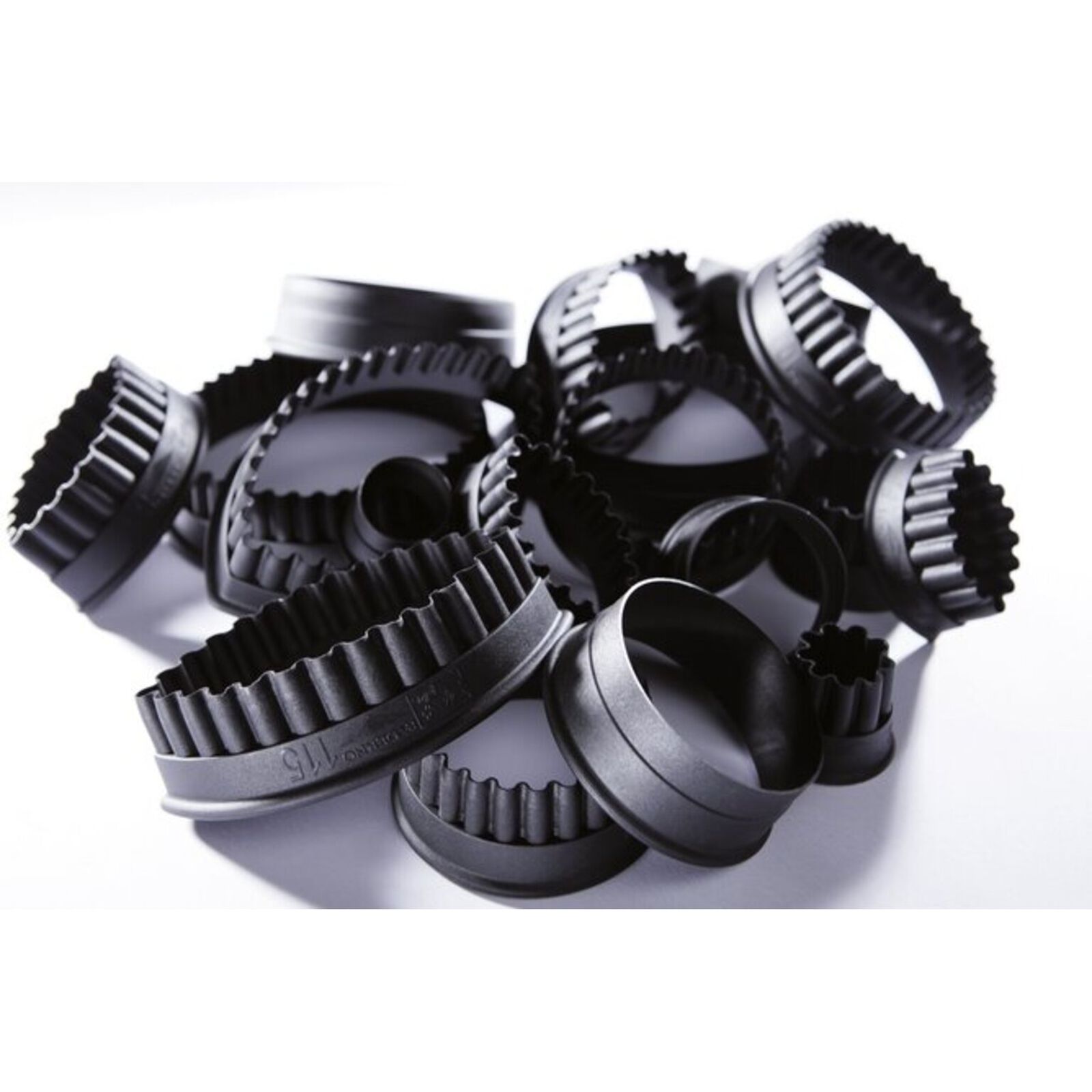 Cutter with fluted edges image number null