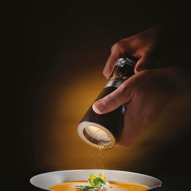 Nutmeg mill  image number 2